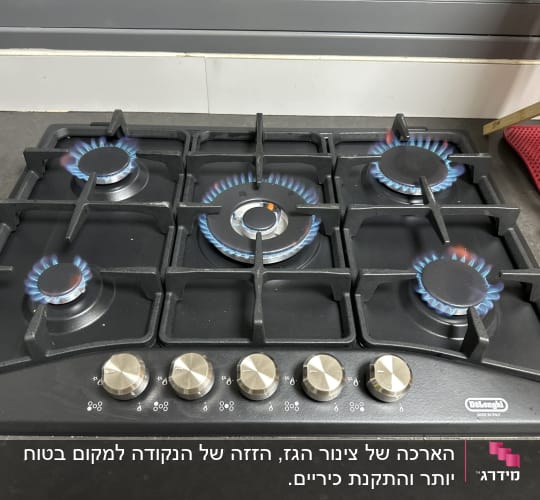 כיריים גז עם להבות כחולות במטבח מודרני